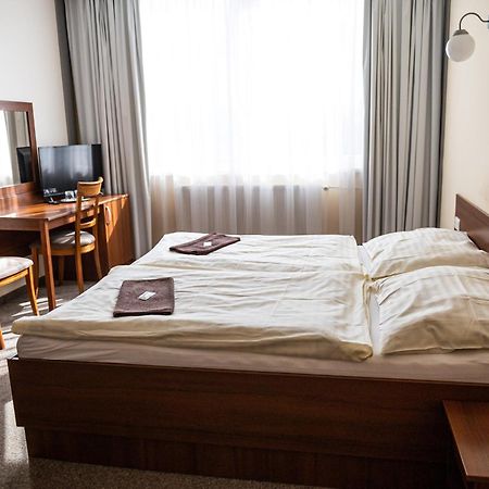 City Hotel B&B, Reception 24 7, 800M Od-From R1, Free Parking Банска-Бистрица Экстерьер фото