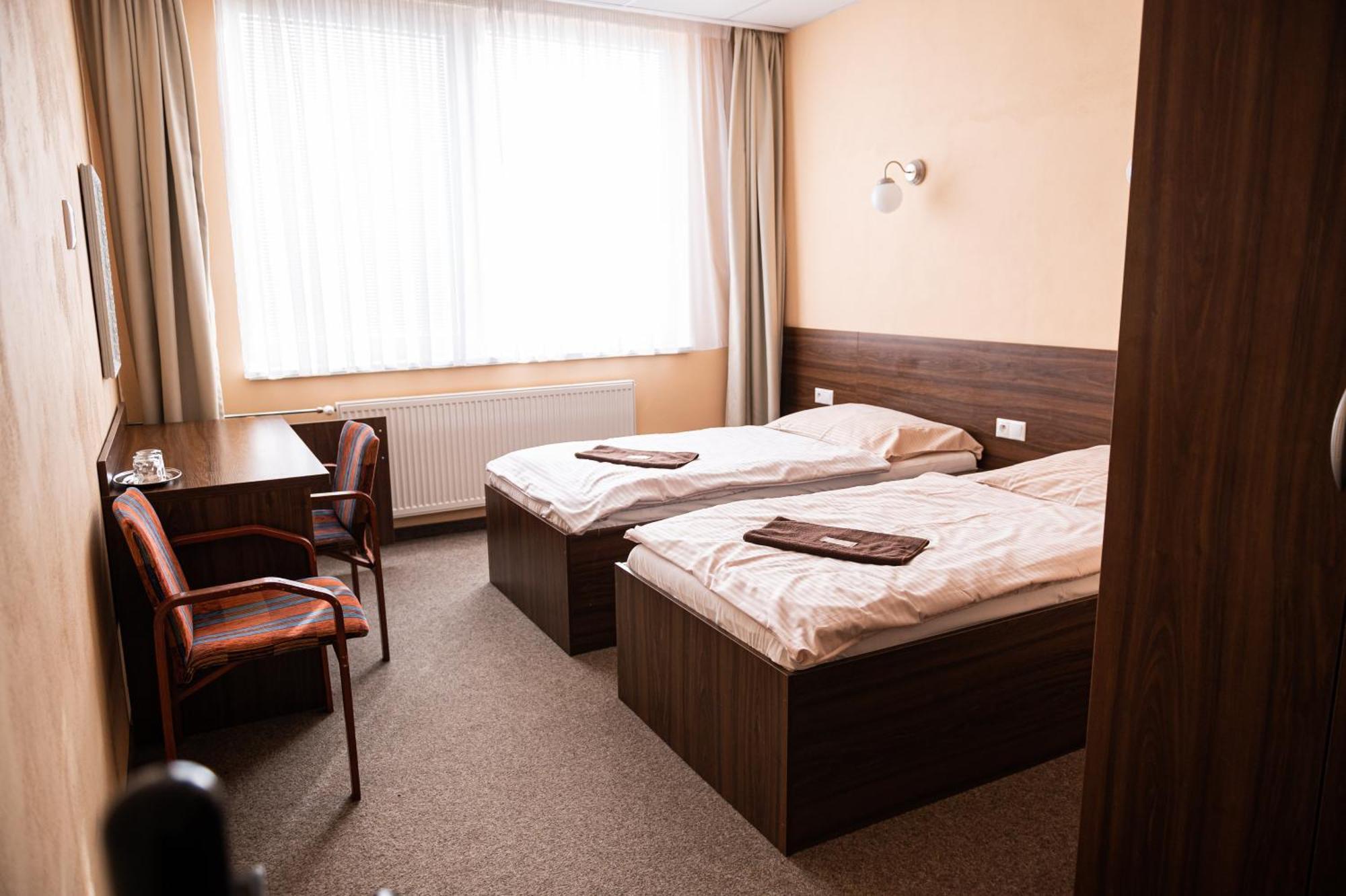 City Hotel B&B, Reception 24 7, 800M Od-From R1, Free Parking Банска-Бистрица Экстерьер фото