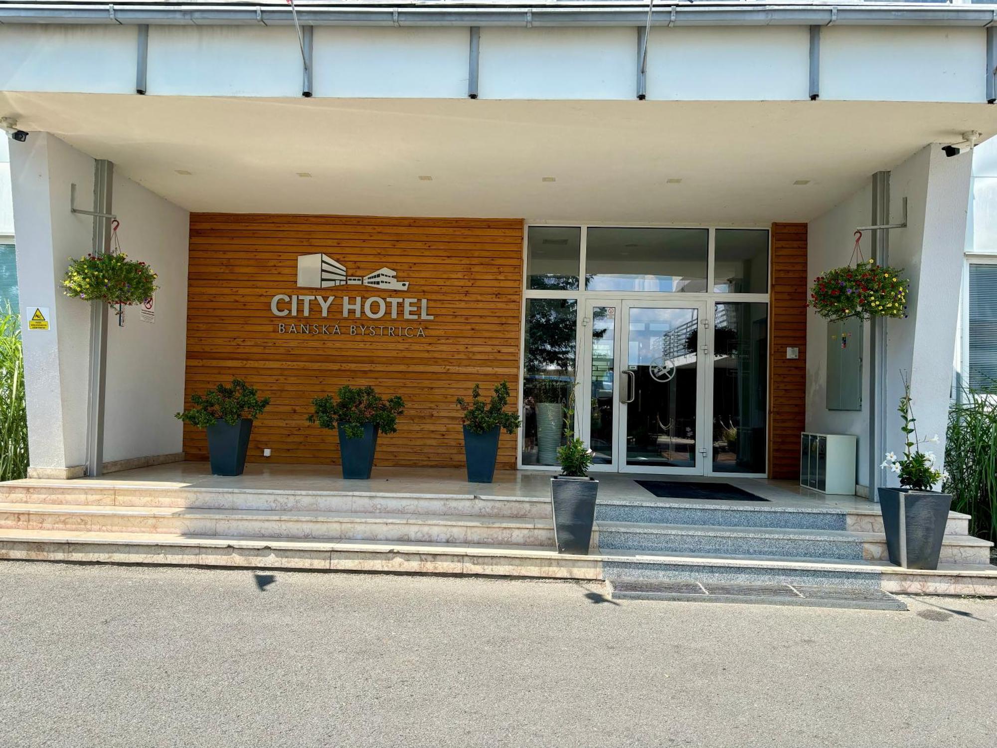 City Hotel B&B, Reception 24 7, 800M Od-From R1, Free Parking Банска-Бистрица Экстерьер фото