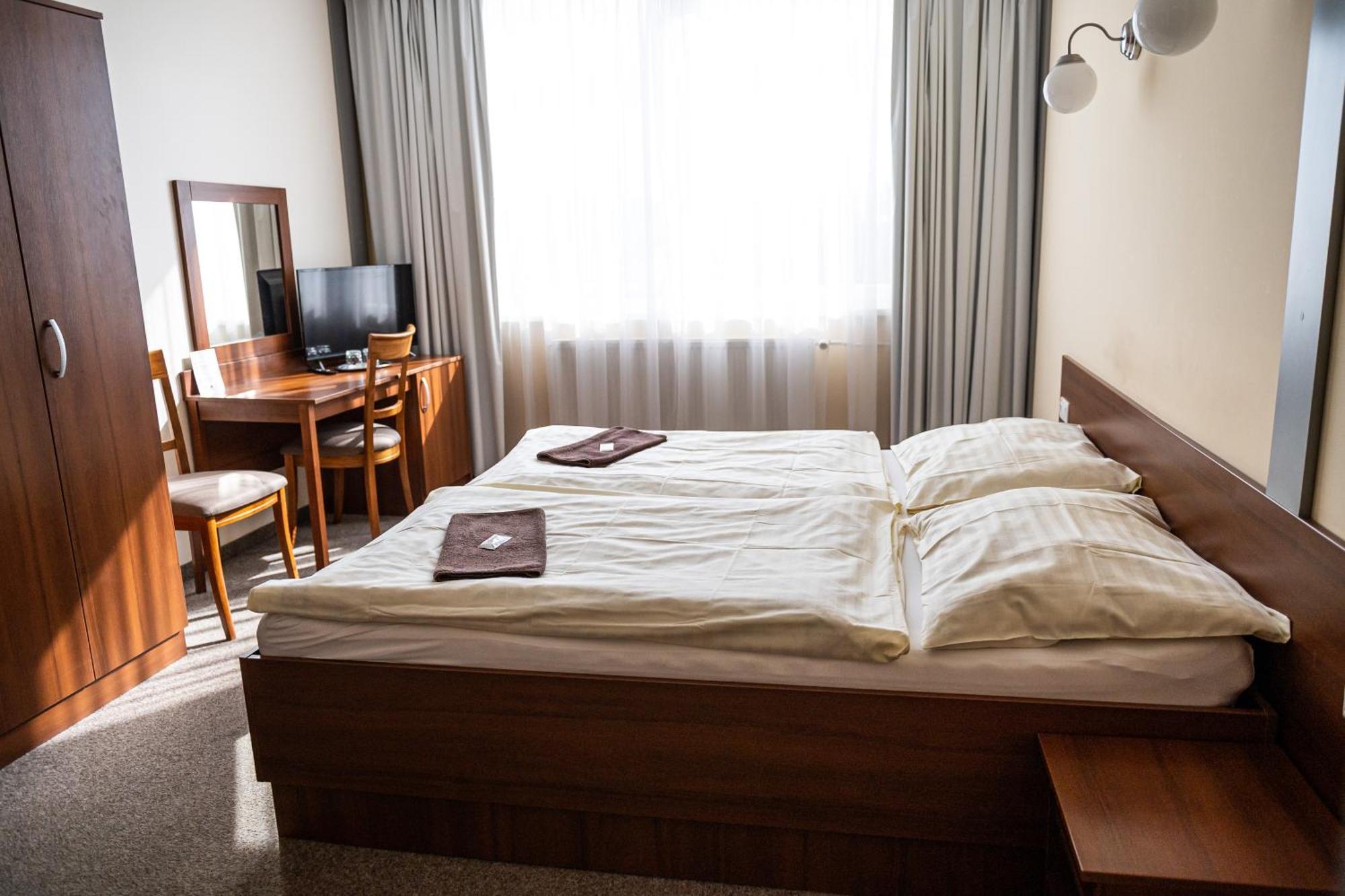 City Hotel B&B, Reception 24 7, 800M Od-From R1, Free Parking Банска-Бистрица Экстерьер фото