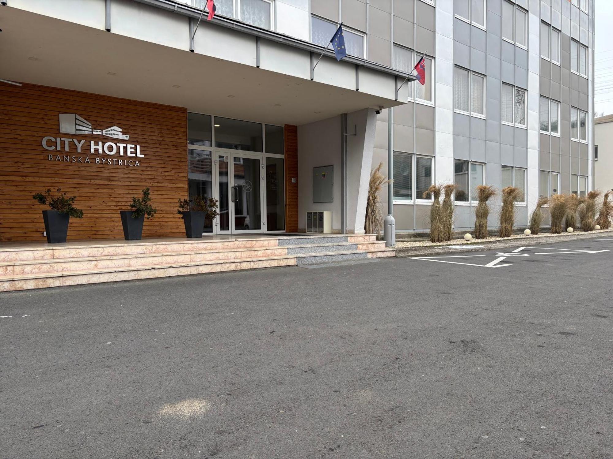 City Hotel B&B, Reception 24 7, 800M Od-From R1, Free Parking Банска-Бистрица Экстерьер фото