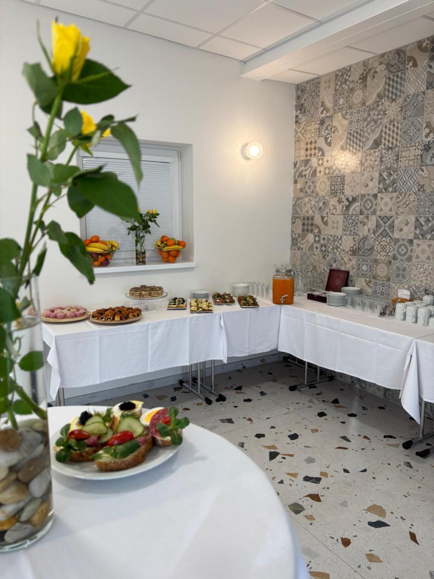 City Hotel B&B, Reception 24 7, 800M Od-From R1, Free Parking Банска-Бистрица Экстерьер фото