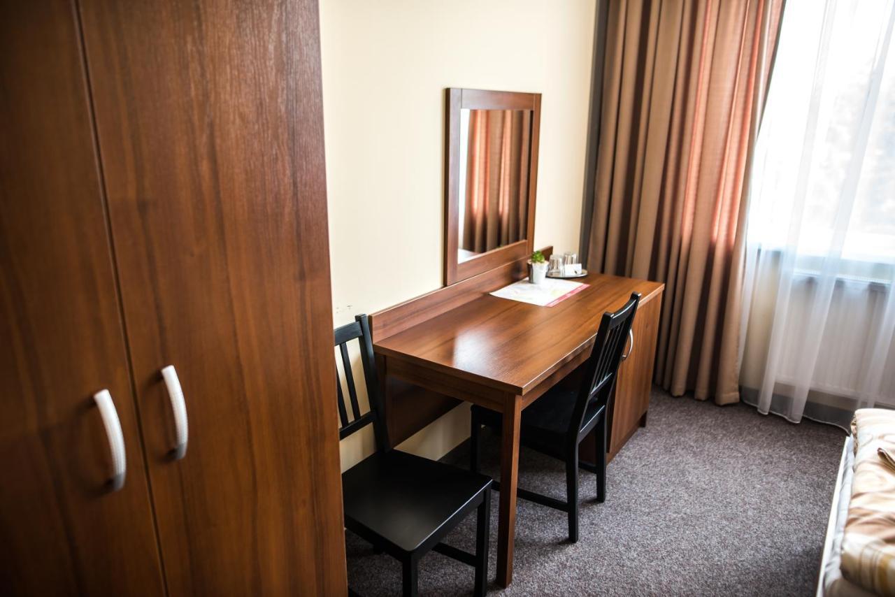 City Hotel B&B, Reception 24 7, 800M Od-From R1, Free Parking Банска-Бистрица Экстерьер фото