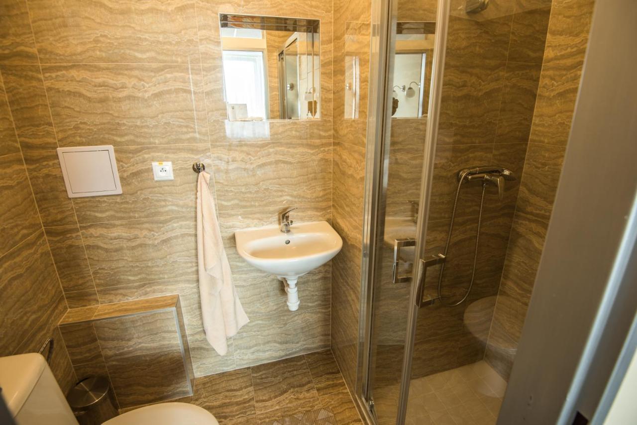 City Hotel B&B, Reception 24 7, 800M Od-From R1, Free Parking Банска-Бистрица Экстерьер фото