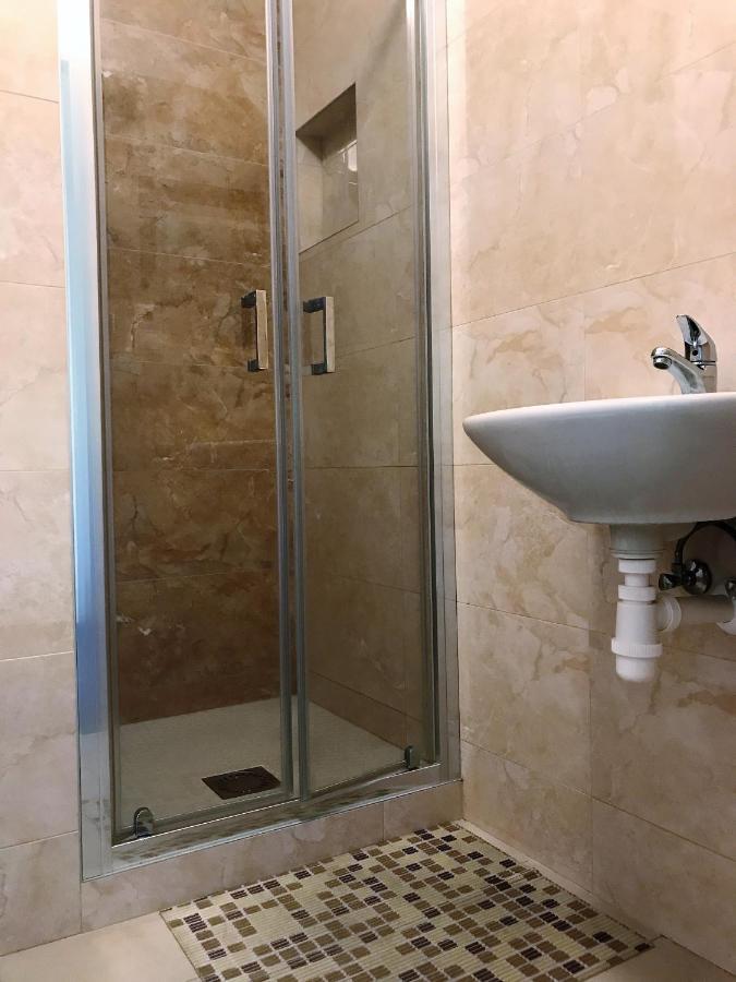 City Hotel B&B, Reception 24 7, 800M Od-From R1, Free Parking Банска-Бистрица Экстерьер фото