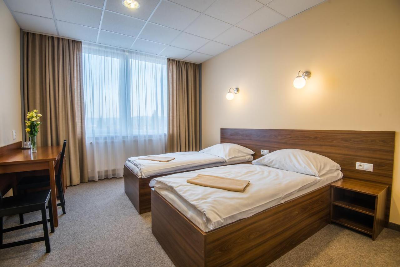 City Hotel B&B, Reception 24 7, 800M Od-From R1, Free Parking Банска-Бистрица Экстерьер фото